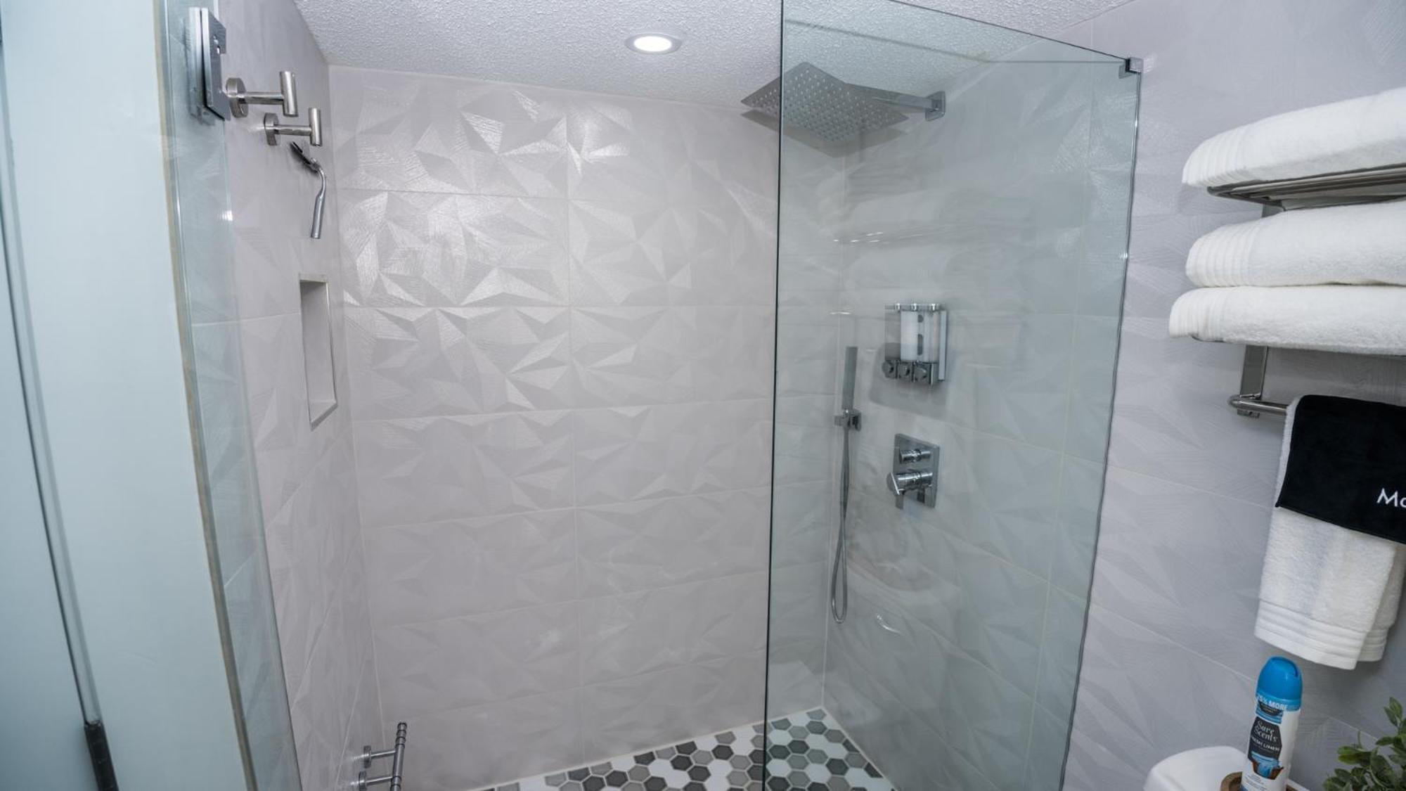 New Rental - 3Br 3Ba Corner Beachfront - 2024 Remodel - 3 Pools, Tiki Hut, Gym, Tennis Panama City Beach Eksteriør billede